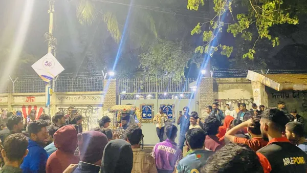 টিএসসিতে শব্দদূষণ নিয়ন্ত্রণের দাবিতে অভিনব প্রতিবাদ 