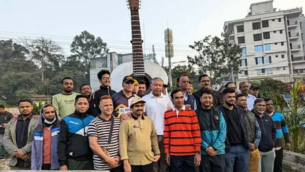 ‘রুপালি গিটার’ পরিষ্কার হলো ভক্তদের উদ্যোগে