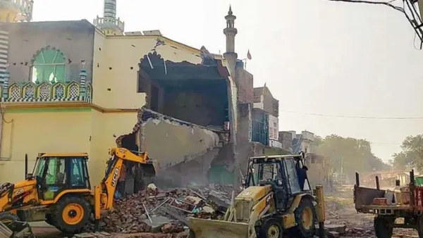 ভারতে ভাঙা হলো ১৮০ বছরের পুরোনো মসজিদের একাংশ
