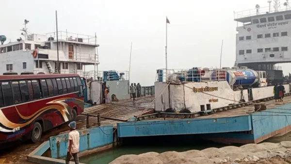 ৮ ঘণ্টা পর দৌলতদিয়া-পাটুরিয়ায় ফেরি চলাচল স্বাভাবিক