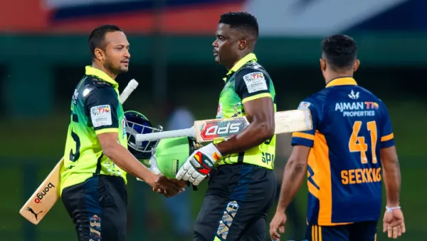 ঝোড়ো ব্যাটিংয়ে দলকে জেতালেন সাকিব