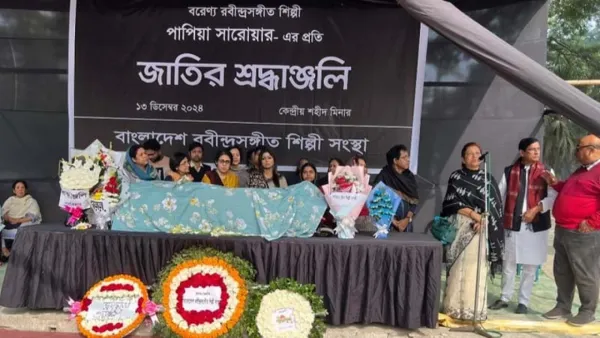 শহীদ মিনারে শিল্পী পাপিয়া সারোয়ারের প্রতি শ্রদ্ধা