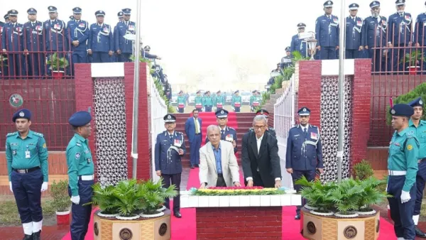 রাজারবাগ পুলিশ স্মৃতিসৌধে স্বরাষ্ট্র উপদেষ্টা ও আইজিপির শ্রদ্ধা