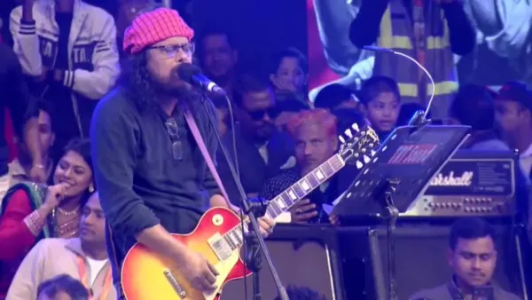 বিজয়ের রাতে মঞ্চে ঝড় তুললেন জেমস