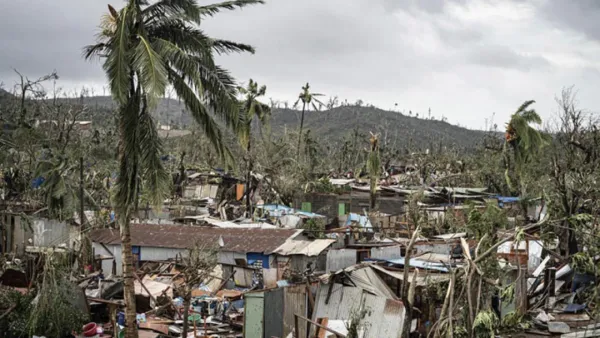 ফ্রান্সের মায়োট দ্বীপে ঘূর্ণিঝড়, হাজারো মানুষের মৃত্যুর শঙ্কা
