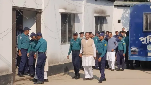 ট্রাইব্যুনালে হাজির করা হলো সাবেক মন্ত্রীসহ ১৬ আসামিকে