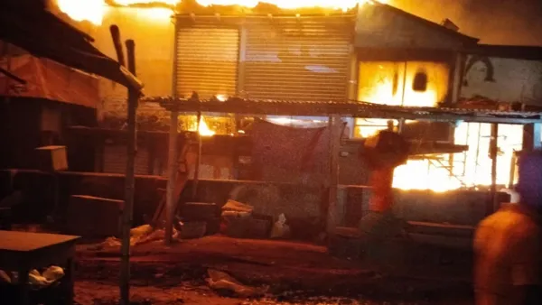 মার্কেটে আগুন, নিয়ন্ত্রণে ফায়ার সার্ভিসের ৬ ইউনিট