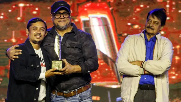 বর্ষসেরা গীতিকবির পুরস্কার পেলেন মাহমুদ মানজুর 