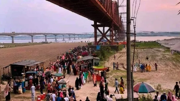 যুগলসৌন্দর্য দেখতে পদ্মাপাড়ে হার্ডিঞ্জ ব্রিজ পয়েন্টে দর্শনার্থীর ভিড়