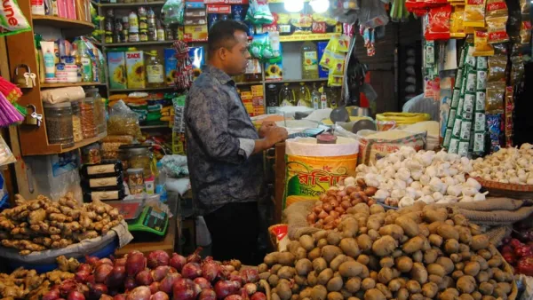 স্বস্তি ফিরছে আলু-পেঁয়াজে, চাল-মুরগির বাজারে অস্থিরতা