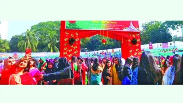 ইডেন কলেজে পিঠা উৎসব 