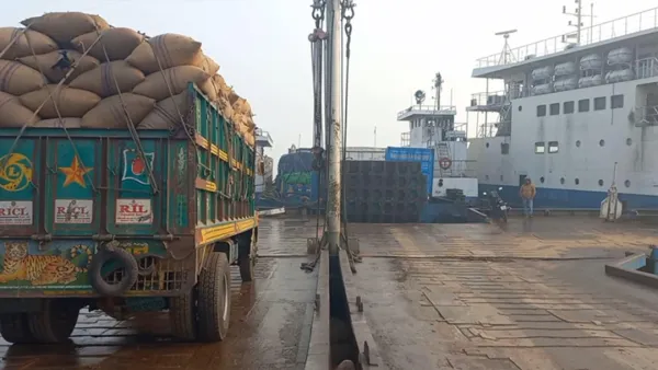 কুয়াশায় দৌলতদিয়া-পাটুরিয়া রুটে ফেরি চলাচল বন্ধ