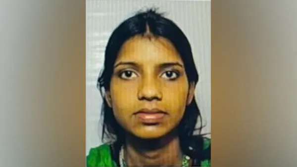 নারীর গলাকাটা মরদেহের পাশেই রক্তমাখা ছুরি