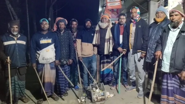 চুরি বন্ধে রাত জেগে পাহারা দিচ্ছেন গ্রামবাসী