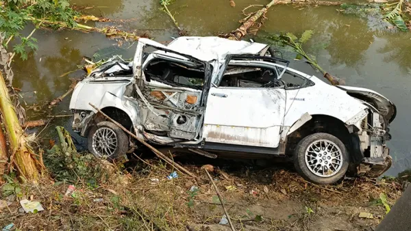 ট্রেনের ধাক্কায় মাইক্রোবাস খাদে, ৫ জনের মৃত্যু