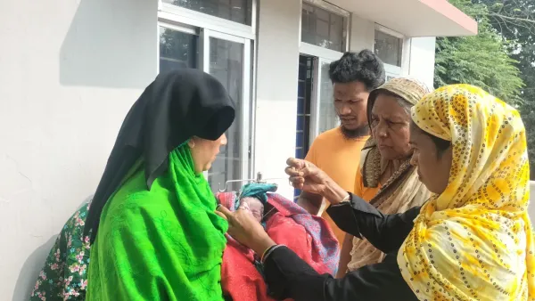 হাসপাতালের সামনে ভ্যানগাড়িতে নারীর সন্তান প্রসব