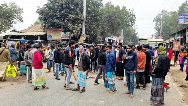 শ্রীপুরে বকেয়া বেতনের দাবিতে সড়ক অবরোধ