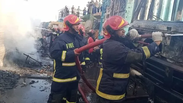 তেজগাঁওয়ের ট্রাকস্ট্যান্ডে আগুনে পুড়ল ৬ ট্রাক