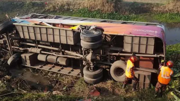 রাজবাড়ীতে দুই বাসের মুখোমুখি সংঘর্ষে চালকের মৃত্যু, আহত ১১