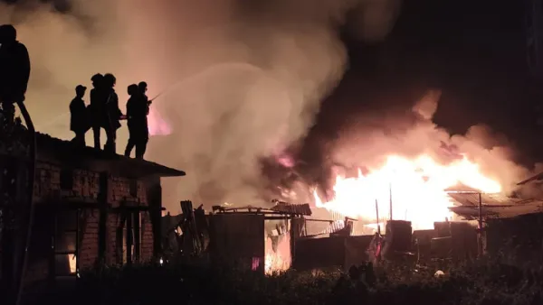 নোয়াখালীতে আগুনে পুড়ল ১২ দোকান