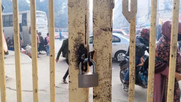 জবির প্রধান গেটে তালা, কমপ্লিট শাটডাউন ঘোষণা