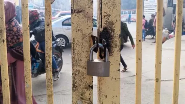 জবিতে দ্বিতীয় দিনের মতো চলছে কমপ্লিট শাটডাউন