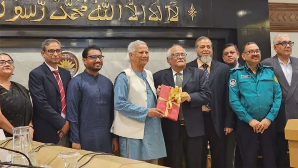 প্রধান উপদেষ্টার কাছে ৪ সংস্কার কমিশনের প্রতিবেদন জমা 