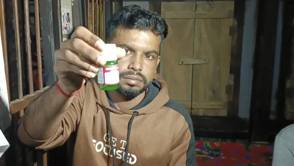 বিয়ের দাবিতে বিষের বোতল নিয়ে প্রেমিকার বাড়িতে অনশন 