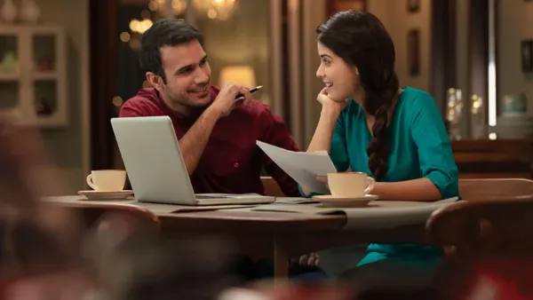 যেভাবে বুঝবেন কেউ আপনাকে গোপনে ভালোবাসে