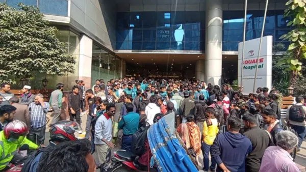 টিকা না পেয়ে পান্থপথে প্রবাসীদের সড়ক অবরোধ