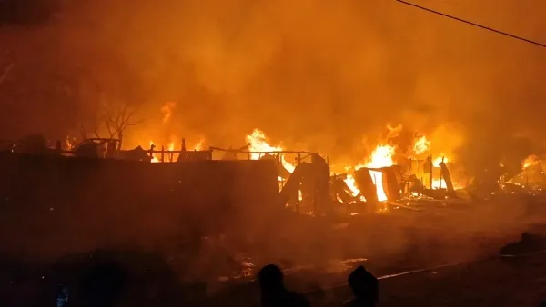 হাতিয়ায় আগুনে পুড়ে ১৫ দোকান ছাই