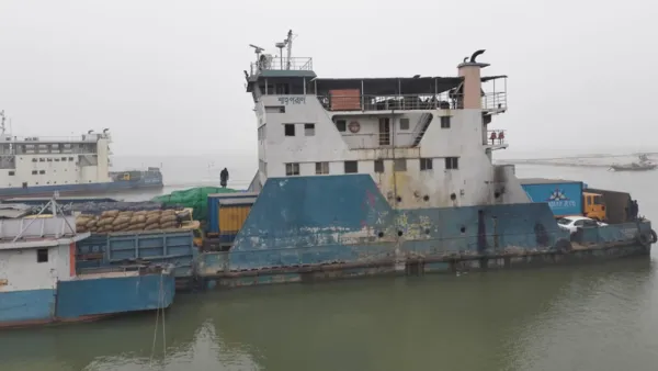 দৌলতদিয়া-পাটুরিয়া নৌরুটে ফেরি চলাচল স্বাভাবিক