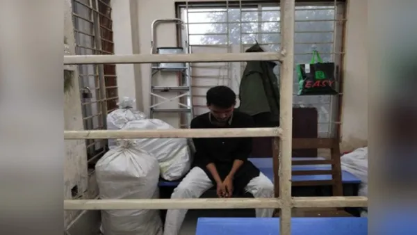 দরজা ভেঙে ছাত্রলীগকর্মীকে ছাড়িয়ে নিলেন সহপাঠীরা