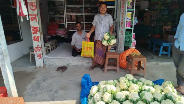 কাপড় কিনলে মিলছে ফ্রি ফুলকপি