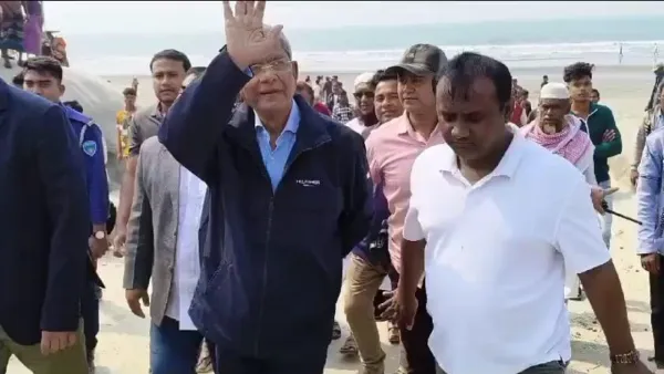 সমুদ্রসৈকতে ঘুরে বেড়াচ্ছেন মির্জা ফখরুল 