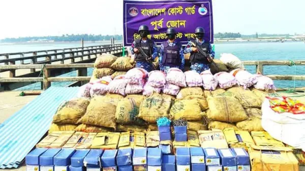 মিয়ানমারে পাচারকালে নাফ নদে পণ্যবাহী ট্রলার জব্দ