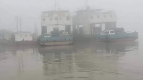 ঘন কুয়াশায় দৌলতদিয়া-পাটুরিয়া নৌরুটে ফেরি চলাচল বন্ধ