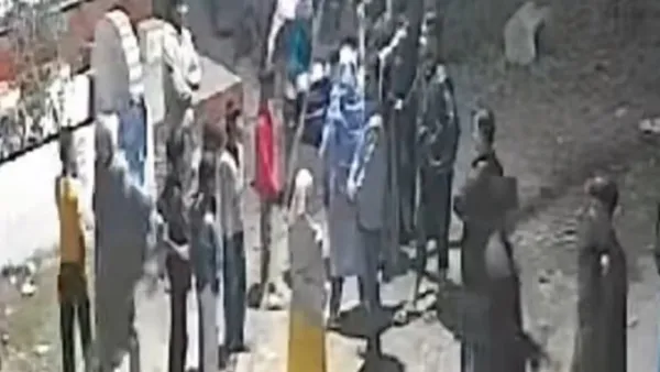 মায়ের সামনে বিদ্যুতের খুঁটিতে বেঁধে যুবককে নির্যাতন