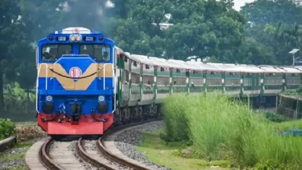 মধ্যরাত থেকে সারাদেশে বন্ধ হতে পারে ট্রেন চলাচল