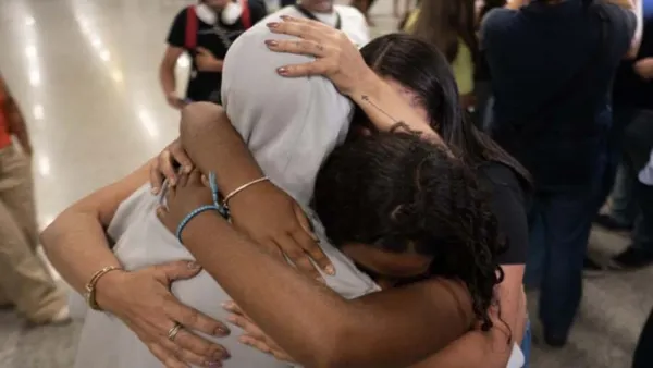 শরণার্থীদের হাতকড়া পরিয়ে ব্রাজিলে পাঠালো যুক্তরাষ্ট্র