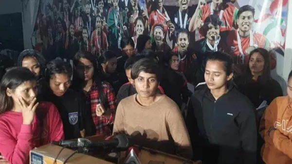 বাটলার কোচ থাকলে একযোগে অবসরের হুমকি সাবিনা-সানজিদাদের