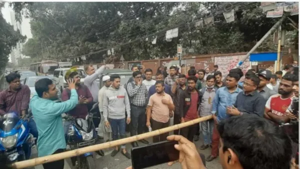 সড়ক অবরোধ করে বিক্ষোভ, তীব্র যানজটে ঢাকা