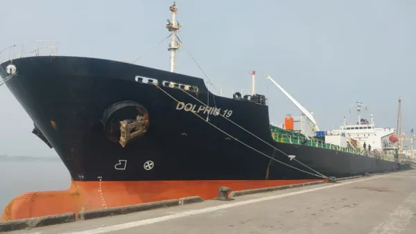 পাকিস্তান থেকে প্রথমবারের মতো চিটাগুড় নিয়ে মংলা বন্দরে জাহাজ