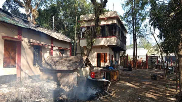 হাতিয়ায় পুড়িয়ে দেওয়া হলো সাবেক সংসদ মোহাম্মদ আলীর বাড়ি