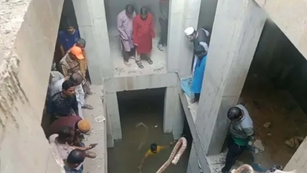 বিধ্বস্ত বাড়িতে আজও মানুষের ভিড়