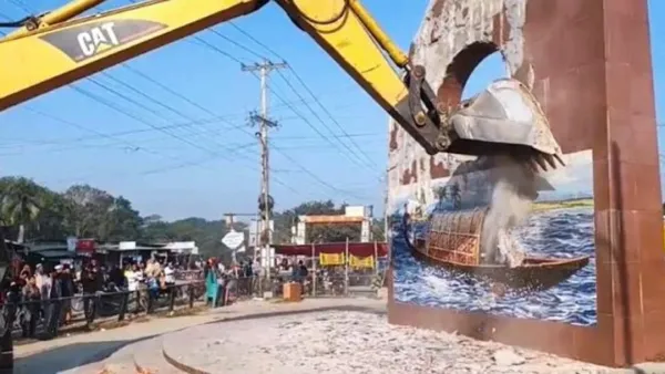 ফরিদপুরে বঙ্গবন্ধু স্মৃতিস্তম্ভ ভাঙচুর করেছে বিক্ষুব্ধ জনতা