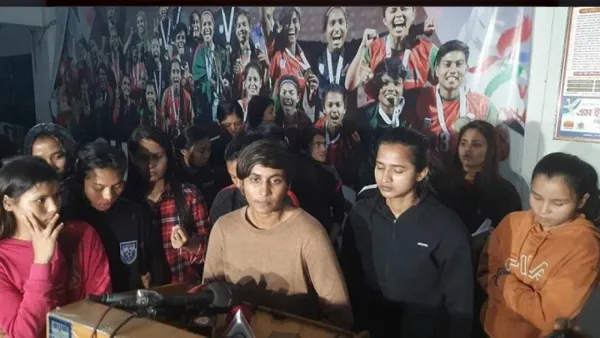 ১২ নারী ফুটবলার বেতনের আওতায়