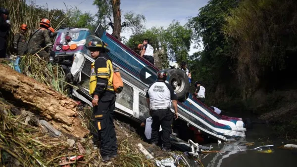 গুয়াতেমালায় সেতু থেকে বাস খাদে, নিহত ৫৩