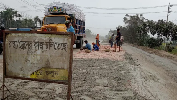 ৬ বছর পর পিচের রাস্তায় আবারও ইটের সোলিং