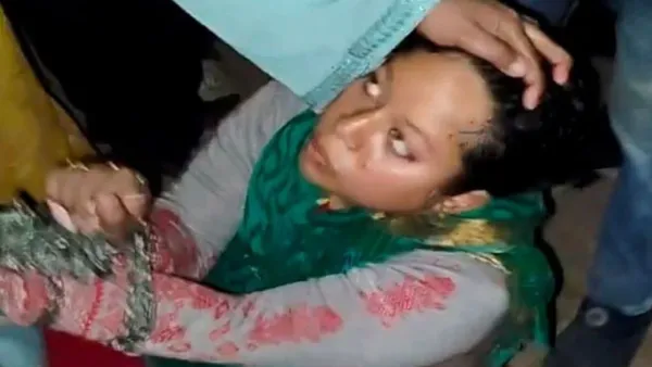 রাজশাহীতে আ. লীগের নারী কর্মীকে বেঁধে পুলিশে সোপর্দ